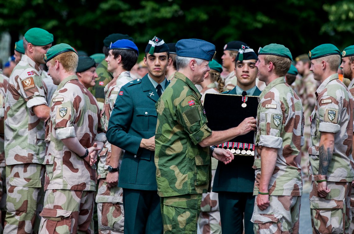 Nær 170 soldater blir overrakt medaljer for tjeneste i Afghanistan, under en medaljeseremoni ved Akershus festning i 2013. Flere av tolkene de brukte, som nå mange vil hente hjem, hadde ekstreme holdninger og støttet Taliban. Foto: Berit Roald / NTB Nær 170 soldater blir overrakt medaljer for tjeneste i Afghanistan, under en medaljeseremoni ved Akershus festning i 2013. Flere av tolkene de brukte, som nå mange vil hente hjem, hadde ekstreme holdninger og støttet Taliban. Foto: Berit Roald / NTB