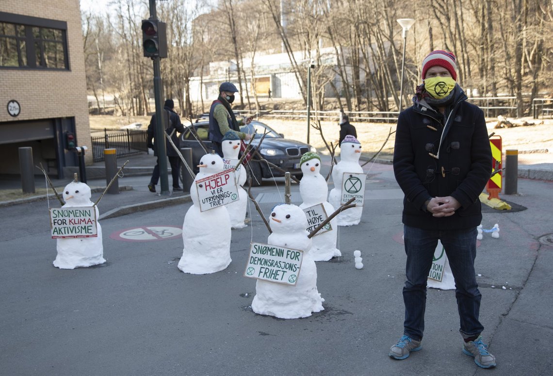 Extinction Rebellion Norge demonstrerer mot undertrykkelse av klimaaktivisme, utenfor Justis- og Beredskapsdepartementet, ved å plassere ut “aktivist-snømenn” i enden av Gullhaugveien, som blokkerer utkjørselen til departementet. Foto: Berit Roald / NTB Extinction Rebellion Norge demonstrerer mot undertrykkelse av klimaaktivisme, utenfor Justis- og Beredskapsdepartementet, ved å plassere ut “aktivist-snømenn” i enden av Gullhaugveien, som blokkerer utkjørselen til departementet. Foto: Berit Roald / NTB