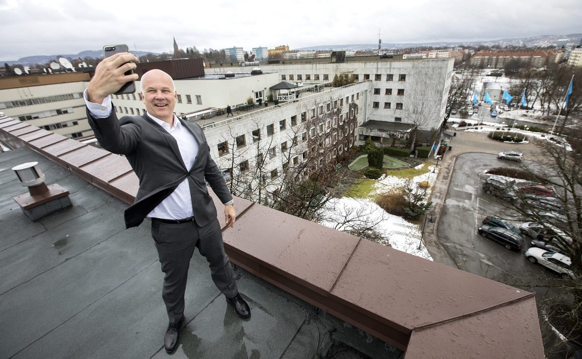 En selvtilfreds kringkastingssjef Thor Gjermund Eriksen tar selfie på taket av Kringkastingshuset på Marienlyst. Foto: Gorm Kallestad / NTB En selvtilfreds kringkastingssjef Thor Gjermund Eriksen tar selfie på taket av Kringkastingshuset på Marienlyst. Foto: Gorm Kallestad / NTB