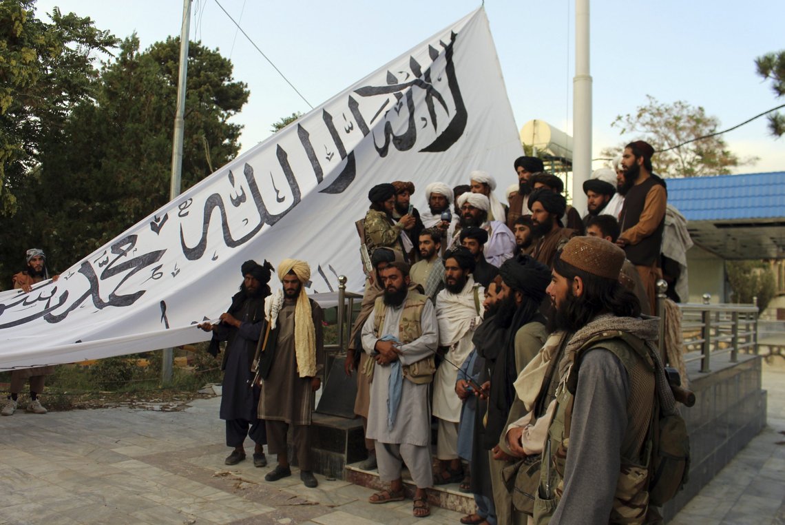 Her poserer en gruppe Taliban foran guvernørens hus i Ghazni-provinsen, sørøst i Afghanistan, Provinsen har enorme forekomster av litium, som bla annet brukes til å lage batterier for el-biler. Foto: Gulabuddin Amiri / AP / NTB Her poserer en gruppe Taliban foran guvernørens hus i Ghazni-provinsen, sørøst i Afghanistan, Provinsen har enorme forekomster av litium, som bla annet brukes til å lage batterier for el-biler. Foto: Gulabuddin Amiri / AP / NTB
