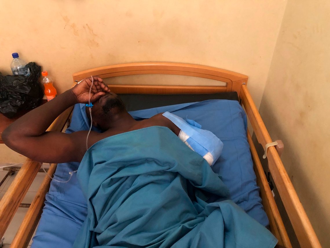 En såret soldat behandles på et militærsykehus i Burkina Fasos hovedstad Ouagadougou, etter et terrorangrep i april. Foto: Sam Mednick / AP / NTB En såret soldat behandles på et militærsykehus i Burkina Fasos hovedstad Ouagadougou, etter et terrorangrep i april. Foto: Sam Mednick / AP / NTB