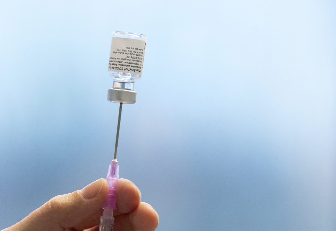 Sprøyte med covid-19 vaksine fra Pfizer/ Biontech. Ny forskning viser nå at beskyttelsen mot sykdom faller og aktualiserer behovet for en tredje dose med vaksine. Foto: Berit Roald / NTB Sprøyte med covid-19 vaksine fra Pfizer/ Biontech. Ny forskning viser nå at beskyttelsen mot sykdom faller og aktualiserer behovet for en tredje dose med vaksine. Foto: Berit Roald / NTB