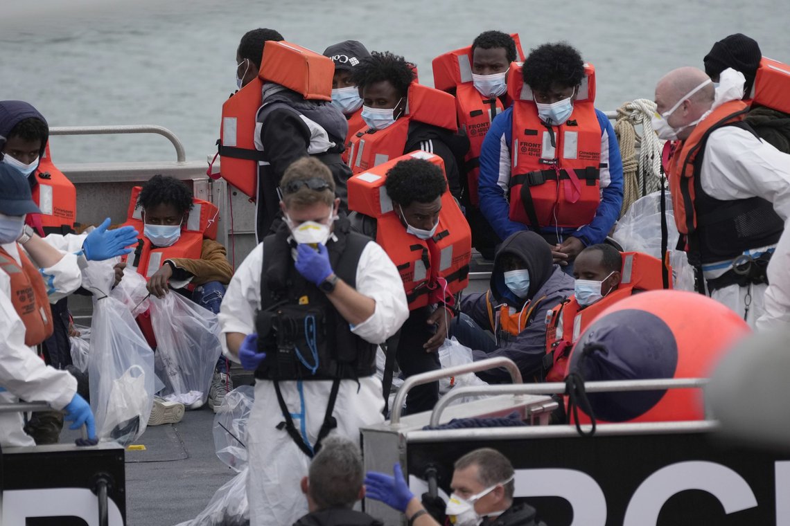 Et rekordstort antall migranter har i år tatt seg over Den engelske kanal fra Frankrike til Storbritannia. Foto: Matt Dunham, AP-NTB. Et rekordstort antall migranter har i år tatt seg over Den engelske kanal fra Frankrike til Storbritannia. Foto: Matt Dunham, AP-NTB.