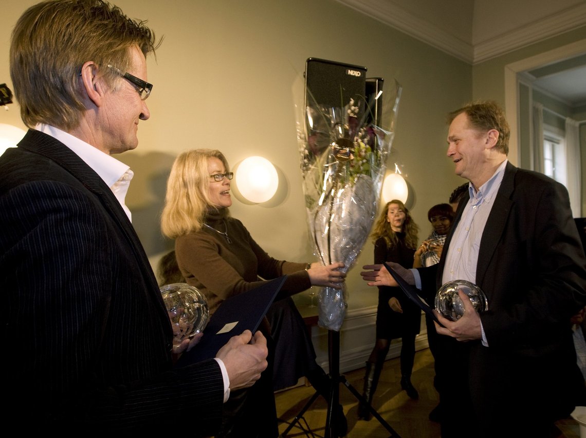 I et samfunn der politikk blir selvforklarende finner ingen på å stille spørsmål. 8. januar 2009 hadde Oslo opplevd noe som lignet en pogrom da en demonstrasjon til støtte for Israel utartet. Det var en indikasjon på at de som våger å forsvare Israel skal jages og norske medier tok det ikke på alvor. Mads Gilberts rapporter fra Gaza fyrte opp under raseriet. Det syntes Fritt Ord han fortjente honnør for: OSLO 20090224:
Legene Mads Gilbert (tv) og Erik Fosse ble tirsdag tildelt prisen Fritt Ords Honnør for sin formidling av situasjonen i Gaza under Israels bombing. Prisen ble overrakt av Fritt Ords styremedlem Grete Brochmann.
Foto Morten Holm / NTB I et samfunn der politikk blir selvforklarende finner ingen på å stille spørsmål. 8. januar 2009 hadde Oslo opplevd noe som lignet en pogrom da en demonstrasjon til støtte for Israel utartet. Det var en indikasjon på at de som våger å forsvare Israel skal jages og norske medier tok det ikke på alvor. Mads Gilberts rapporter fra Gaza fyrte opp under raseriet. Det syntes Fritt Ord han fortjente honnør for: OSLO 20090224:
Legene Mads Gilbert (tv) og Erik Fosse ble tirsdag tildelt prisen Fritt Ords Honnør for sin formidling av situasjonen i Gaza under Israels bombing. Prisen ble overrakt av Fritt Ords styremedlem Grete Brochmann.
Foto Morten Holm / NTB