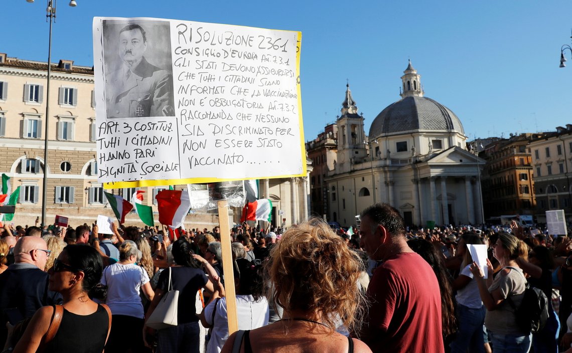 Italienere demonstrerer mot innføringen av vaksinepass i Roma, 7. august. Statsminister Mario Draghi fremstilles som Adolf Hitler. Foto: REUTERS/ Remo Casilli/ NTB Italienere demonstrerer mot innføringen av vaksinepass i Roma, 7. august. Statsminister Mario Draghi fremstilles som Adolf Hitler. Foto: REUTERS/ Remo Casilli/ NTB