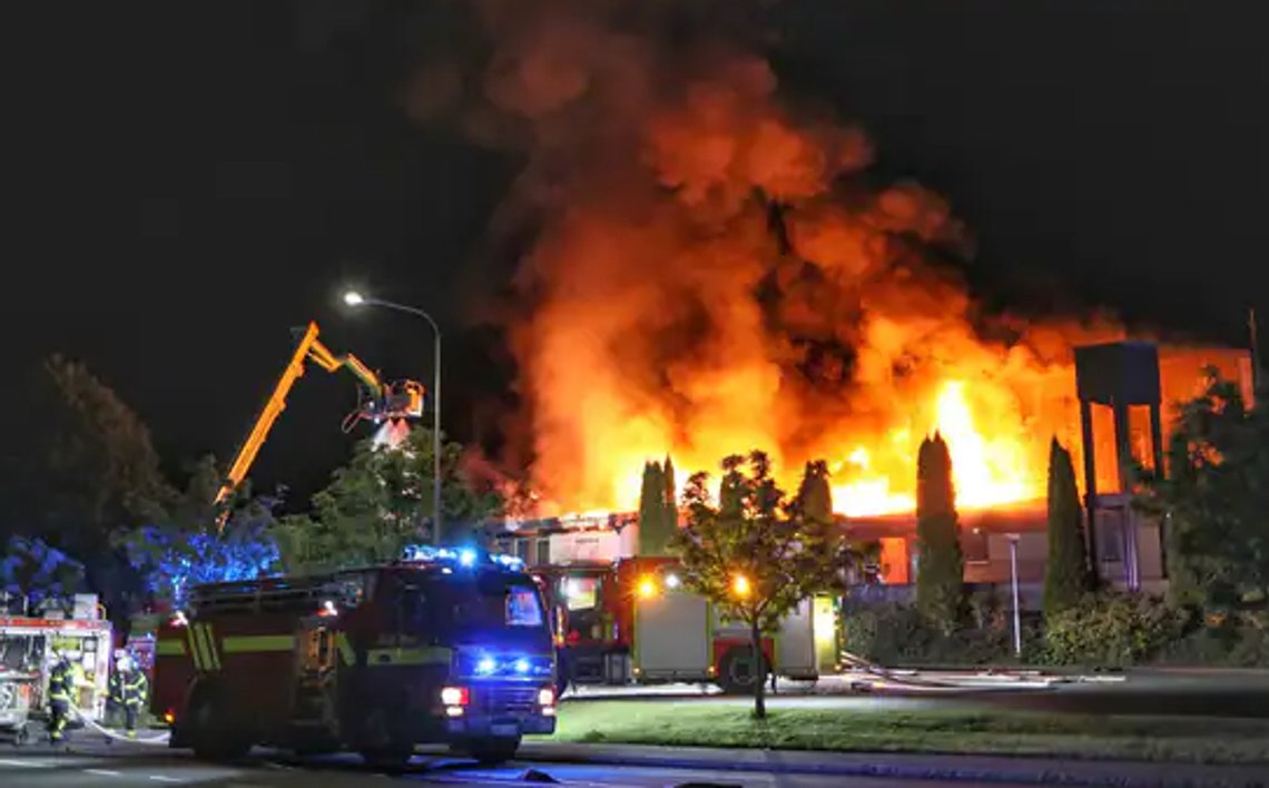 En kirke i flammer, en oppløst menighet i sjokk. Skjermdump video/Expressen En kirke i flammer, en oppløst menighet i sjokk. Skjermdump video/Expressen