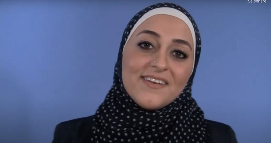STVs reporter Lina Abusagr sier at hvite mennesker ikke kan utsettes for rasisme. Foto: Stillbilde fra YouTube STVs reporter Lina Abusagr sier at hvite mennesker ikke kan utsettes for rasisme. Foto: Stillbilde fra YouTube
