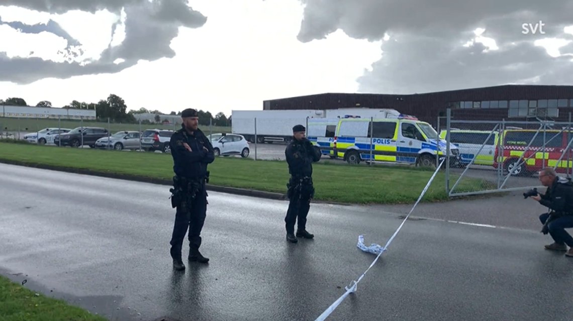 Svensk politi har sperret av området rundt Källebergsskolan i Eslöv, hvor en lærer har blitt sendt til sykehus med alvorlige skader etter å ha blitt angrepet med kniv. Skjermdump SVT Svensk politi har sperret av området rundt Källebergsskolan i Eslöv, hvor en lærer har blitt sendt til sykehus med alvorlige skader etter å ha blitt angrepet med kniv. Skjermdump SVT