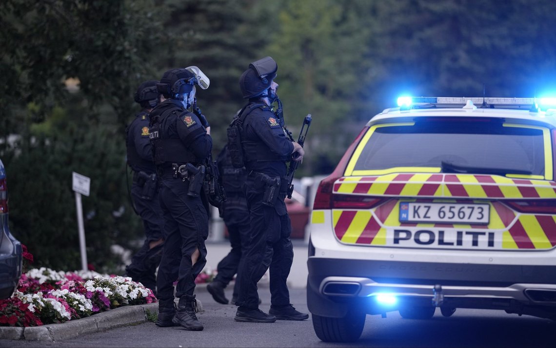 Oslo 20210815.
Politiet på stedet med store stryker etter at de fikk melding om at det er avfyrt skudd på Skøyenåsen T-banestasjon.
Foto: Fredrik Hagen / NTB Oslo 20210815.
Politiet på stedet med store stryker etter at de fikk melding om at det er avfyrt skudd på Skøyenåsen T-banestasjon.
Foto: Fredrik Hagen / NTB