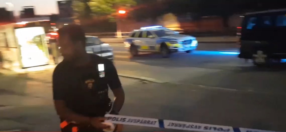 To 15 og 16 år gamle gutter svever i natt mellom liv og død etter å ha blitt skutt i Linköping torsdag kveld. Skjermdump, Expressen TV. To 15 og 16 år gamle gutter svever i natt mellom liv og død etter å ha blitt skutt i Linköping torsdag kveld. Skjermdump, Expressen TV.