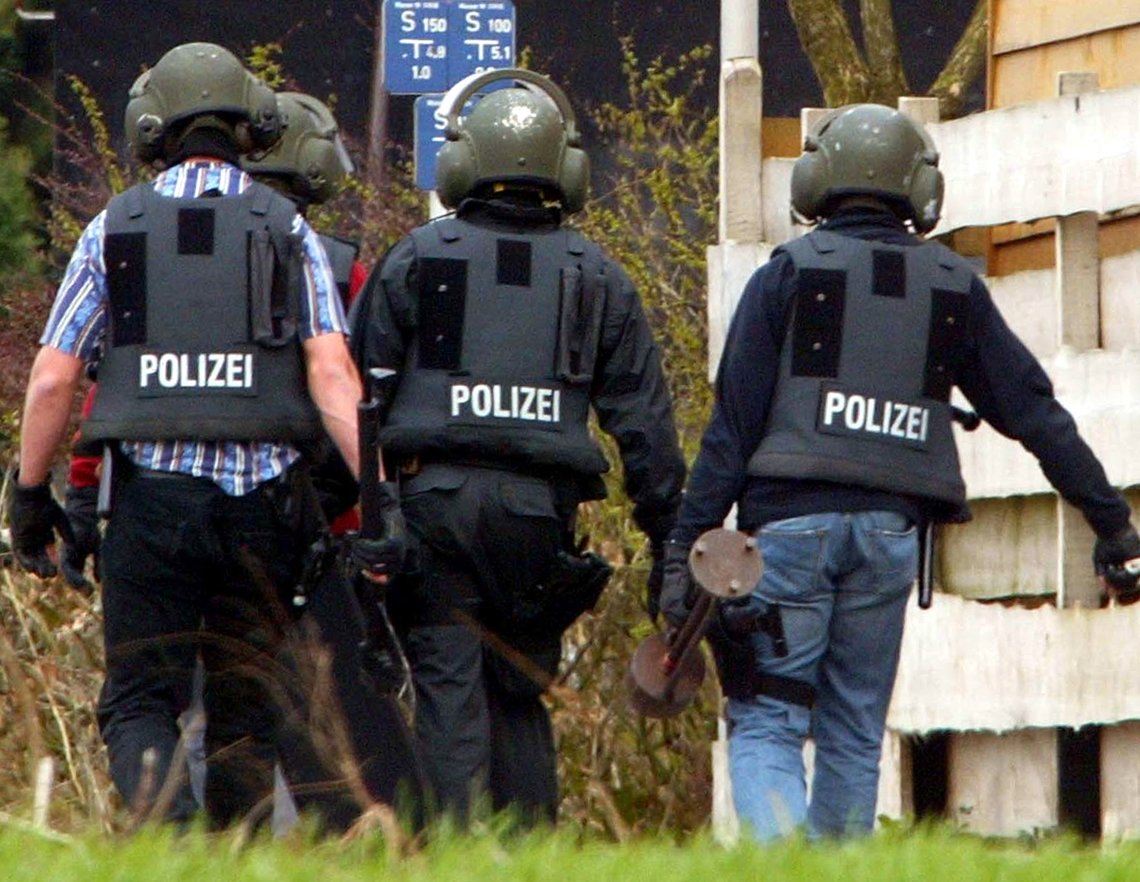 ** WIEDERHOLUNG VON FAS105 MIT GEAENDERTEM BILDAUSSCHNITT ** Polizeikraefte umstellen am Dienstag, 12. April 2005, ein Haus in Ennepetal/Voerde, in dem ein Geiselnehmer mehrere Schulkinder in seiner Gewalt hat. Ein offenbar mit einem Messer bewaffneter Mann hat in Ennepetal in Nordrhein-Westfalen mehrere Schulkinder als Geiseln genommen. Der Unbekannte verschanzte sich am Dienstagmittag kurz vor 13.00 Uhr mit den Jungen und Maedchen in einem Einfamilienhaus im Stadtteil Voerde am Rand Ennepetals, nachdem er die Kinder zuvor aus einem Linienbus gezwungen hatte, wie die Polizei mitteilte. (AP Photo/Frank Augstein) --- ** RETRANSMISSION OF FAS105 TO PROVIDER ALTERNATE CROP ** Special police forces surround a house in Ennepetal, western Germany, where an unidentified man holds children as hostages, on Tuesday, April 12, 2005. A man armed with a knife took several school children hostage in the northwestern German town located between the cities of Duesseldorf and Dortmund in North Rhine-Westphalia, pulling them off a public bus and holing up in a nearby house, police said. The man forced between four and seven children, ages 10 and 11, from a bus filled with pupils in the town of Ennepetal shortly before 1 p.m. (1100 GMT), police spokeswoman Sandra Zwick said. (AP Photo/Frank Augstein) ** WIEDERHOLUNG VON FAS105 MIT GEAENDERTEM BILDAUSSCHNITT ** Polizeikraefte umstellen am Dienstag, 12. April 2005, ein Haus in Ennepetal/Voerde, in dem ein Geiselnehmer mehrere Schulkinder in seiner Gewalt hat. Ein offenbar mit einem Messer bewaffneter Mann hat in Ennepetal in Nordrhein-Westfalen mehrere Schulkinder als Geiseln genommen. Der Unbekannte verschanzte sich am Dienstagmittag kurz vor 13.00 Uhr mit den Jungen und Maedchen in einem Einfamilienhaus im Stadtteil Voerde am Rand Ennepetals, nachdem er die Kinder zuvor aus einem Linienbus gezwungen hatte, wie die Polizei mitteilte. (AP Photo/Frank Augstein) --- ** RETRANSMISSION OF FAS105 TO PROVIDER ALTERNATE CROP ** Special police forces surround a house in Ennepetal, western Germany, where an unidentified man holds children as hostages, on Tuesday, April 12, 2005. A man armed with a knife took several school children hostage in the northwestern German town located between the cities of Duesseldorf and Dortmund in North Rhine-Westphalia, pulling them off a public bus and holing up in a nearby house, police said. The man forced between four and seven children, ages 10 and 11, from a bus filled with pupils in the town of Ennepetal shortly before 1 p.m. (1100 GMT), police spokeswoman Sandra Zwick said. (AP Photo/Frank Augstein)