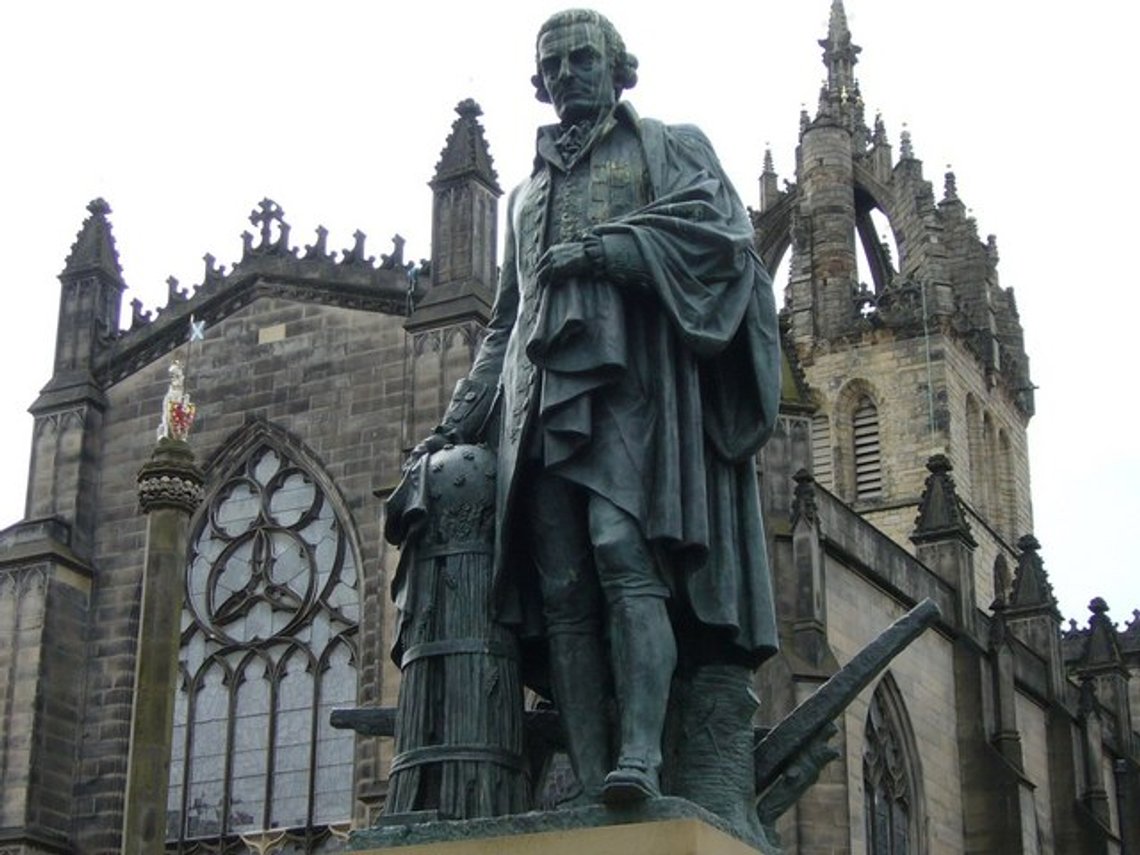 Statue av den virkelige Adam Smith i Edinburgh, hvor han var født. Foto: Wikipedia Statue av den virkelige Adam Smith i Edinburgh, hvor han var født. Foto: Wikipedia
