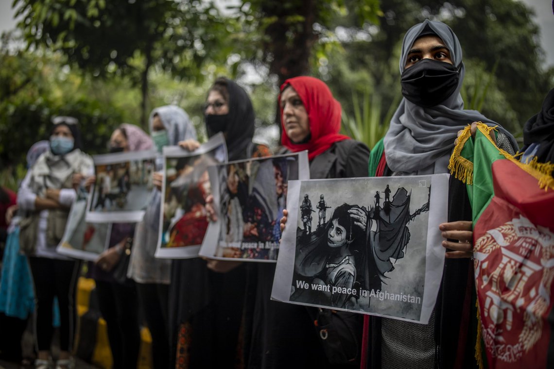 Afghanske kvinner i India protesterer mot Talibans overtakelse.
Foto: AP Photo / Altaf Qadri / NTB Afghanske kvinner i India protesterer mot Talibans overtakelse.
Foto: AP Photo / Altaf Qadri / NTB