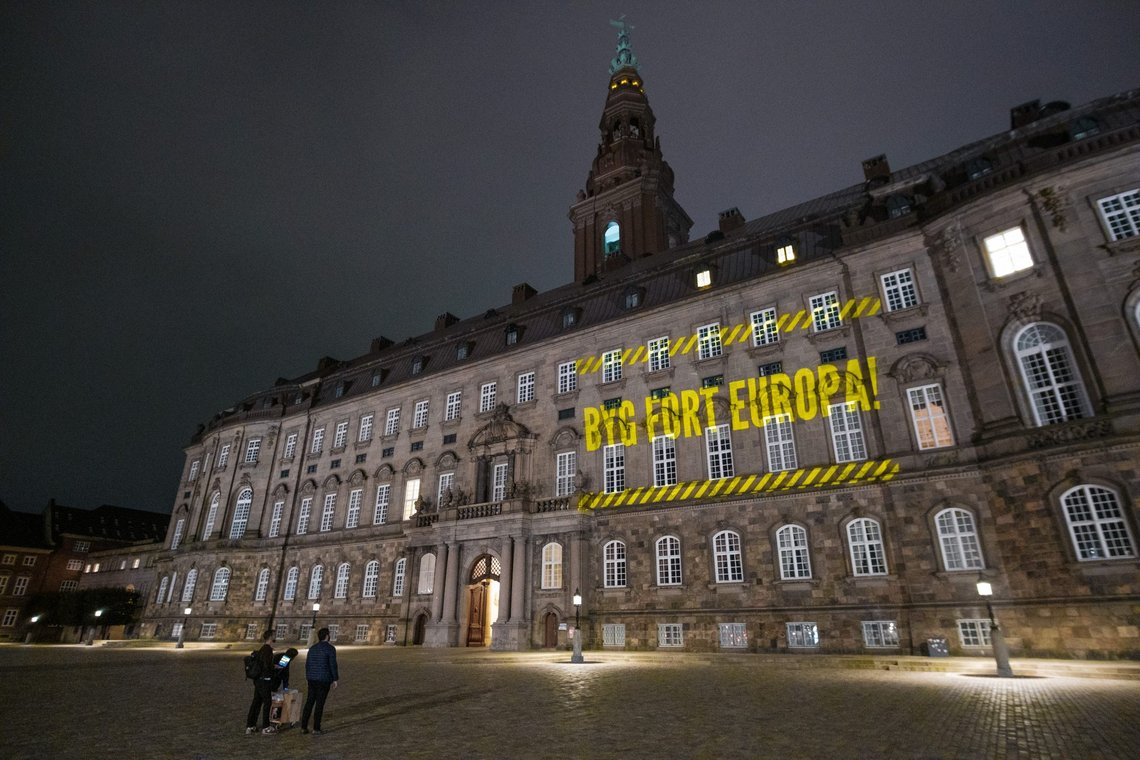 Unge danske patrioter aksjonerte foran Christiansborg. Budskapet er umulig å misforstå. Foto: GI Danmark Unge danske patrioter aksjonerte foran Christiansborg. Budskapet er umulig å misforstå. Foto: GI Danmark