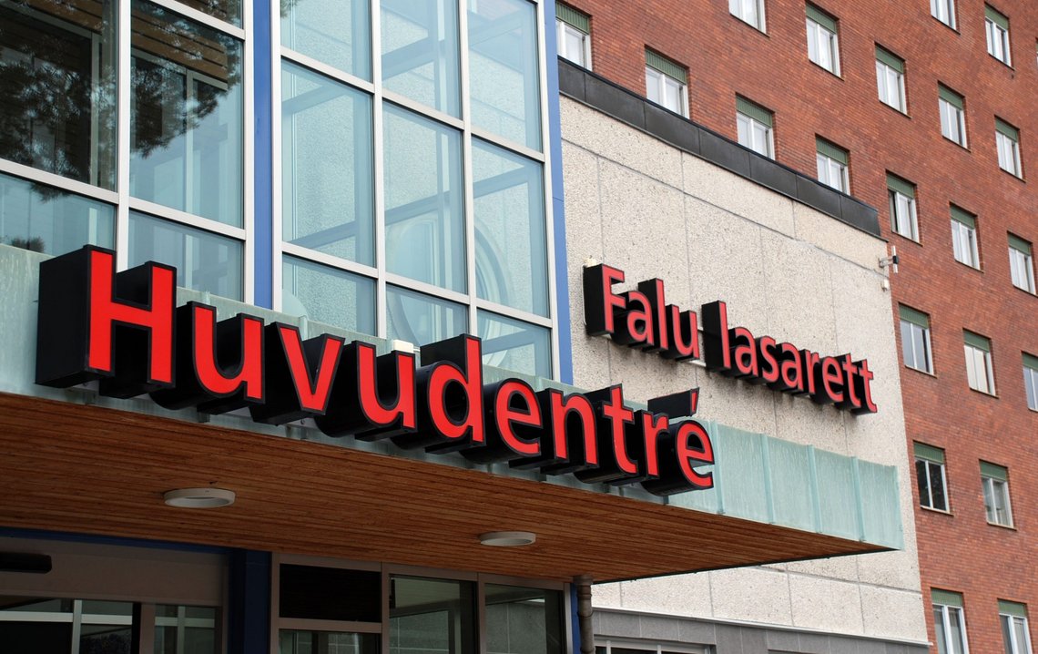 Personalet på Falu lasarett tør ikke lenger å spørre hverandre om vaksiner mot Covid-19. Snart kan uvaksinerte og vaksineskeptikere miste jobben. Foto: Region Dalarna Personalet på Falu lasarett tør ikke lenger å spørre hverandre om vaksiner mot Covid-19. Snart kan uvaksinerte og vaksineskeptikere miste jobben. Foto: Region Dalarna