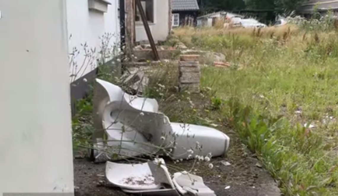 Utleierne som fikk ødelagt leilighetene sine av asylsøkere, sliter nå med å få erstatning.
Foto: Skjermdump video Hem&Hyra Utleierne som fikk ødelagt leilighetene sine av asylsøkere, sliter nå med å få erstatning.
Foto: Skjermdump video Hem&Hyra