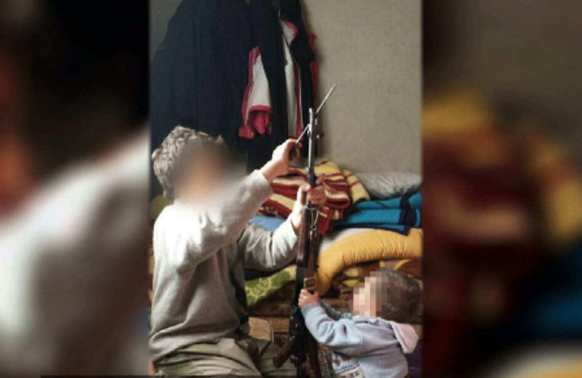 En av IS -kvinnene som kom tilbake til Sverige i fjor, tok barna med til kalifatet og trente dem som barnesoldater. To av sønnene døde.
Skjermdump: Video SVT En av IS -kvinnene som kom tilbake til Sverige i fjor, tok barna med til kalifatet og trente dem som barnesoldater. To av sønnene døde.
Skjermdump: Video SVT