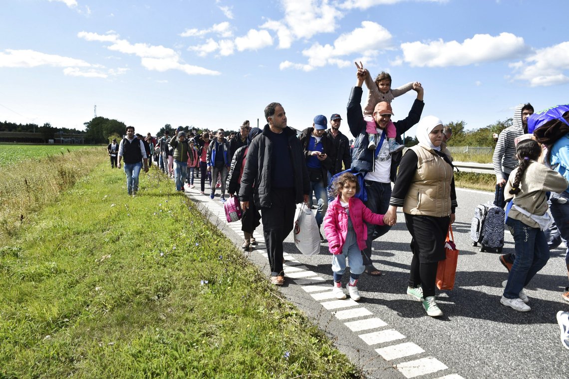En stor gruppe flyktninger og migranter, på vei fra Danmark til Sverige i 2015. Nå viser en rapport fra EU-revisorer at 80 prosent av migranter som er dømt til utvisning aldri forlater unionen. Foto: Bax Lindhardt / NTB En stor gruppe flyktninger og migranter, på vei fra Danmark til Sverige i 2015. Nå viser en rapport fra EU-revisorer at 80 prosent av migranter som er dømt til utvisning aldri forlater unionen. Foto: Bax Lindhardt / NTB