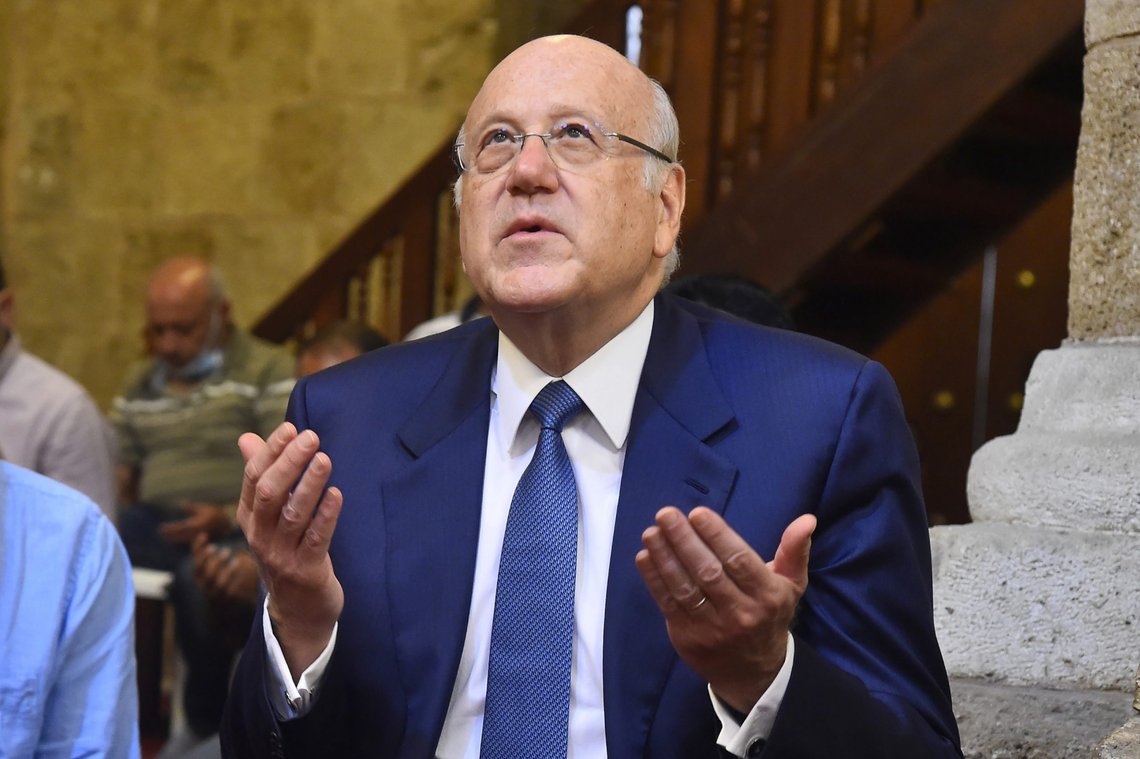 Libanons nye regjering skal ledes av Najib Mikati, som er landets rikeste mann. Her deltar han i fredagsbønnen i en moské i Beirut sentrum, samme dag som regjeringsavtalen kom på plass. Foto: Dalati Nohra /Lebanese Official Government via AP / NTB Libanons nye regjering skal ledes av Najib Mikati, som er landets rikeste mann. Her deltar han i fredagsbønnen i en moské i Beirut sentrum, samme dag som regjeringsavtalen kom på plass. Foto: Dalati Nohra /Lebanese Official Government via AP / NTB