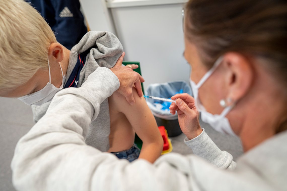Stadig flere barn og unge får nå vaksine, og informasjonen til foreldre og skoleelever er i noen tilfeller svært mangelfull. I dette tilfellet er det en 13 år gammel gutt med svekket immunforsvar som blir vaksinert. Faren var godt informert og fulgte sønnen til vaksinesenteret. Foto: Heiko Junge / NTB Stadig flere barn og unge får nå vaksine, og informasjonen til foreldre og skoleelever er i noen tilfeller svært mangelfull. I dette tilfellet er det en 13 år gammel gutt med svekket immunforsvar som blir vaksinert. Faren var godt informert og fulgte sønnen til vaksinesenteret. Foto: Heiko Junge / NTB
