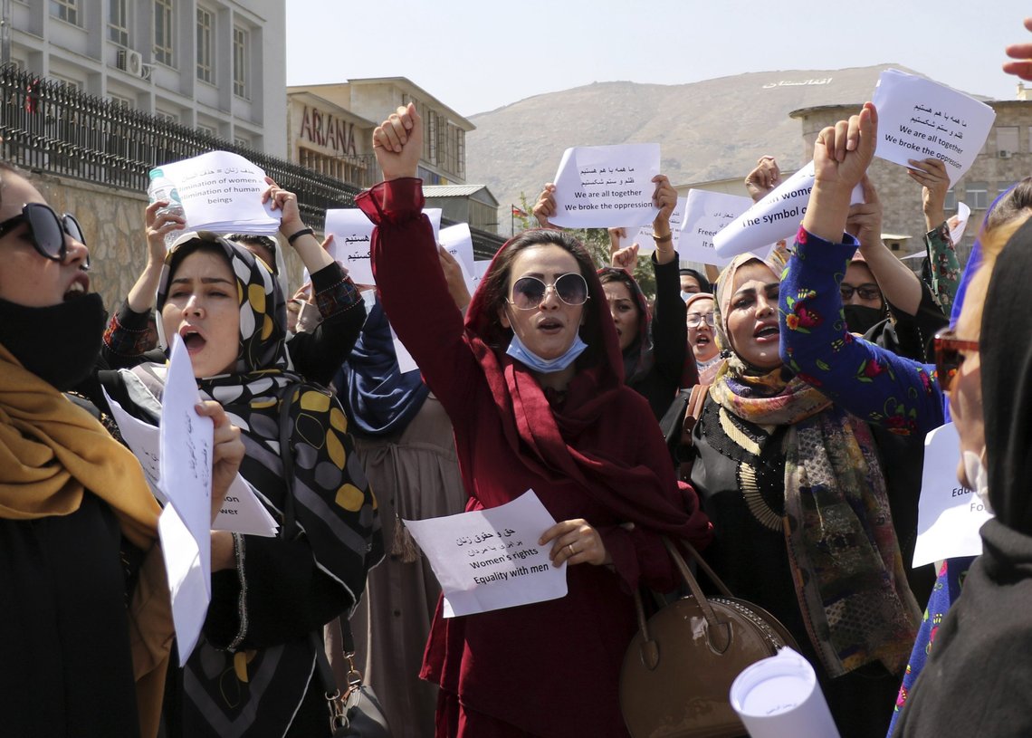 Afghanske kvinner har holdt daglige demonstrasjoner i Kabul med krav om at de må få beholde sine rettigheter under Talibans styre. Foto: Wali Sabawoon / AP / NTB Afghanske kvinner har holdt daglige demonstrasjoner i Kabul med krav om at de må få beholde sine rettigheter under Talibans styre. Foto: Wali Sabawoon / AP / NTB