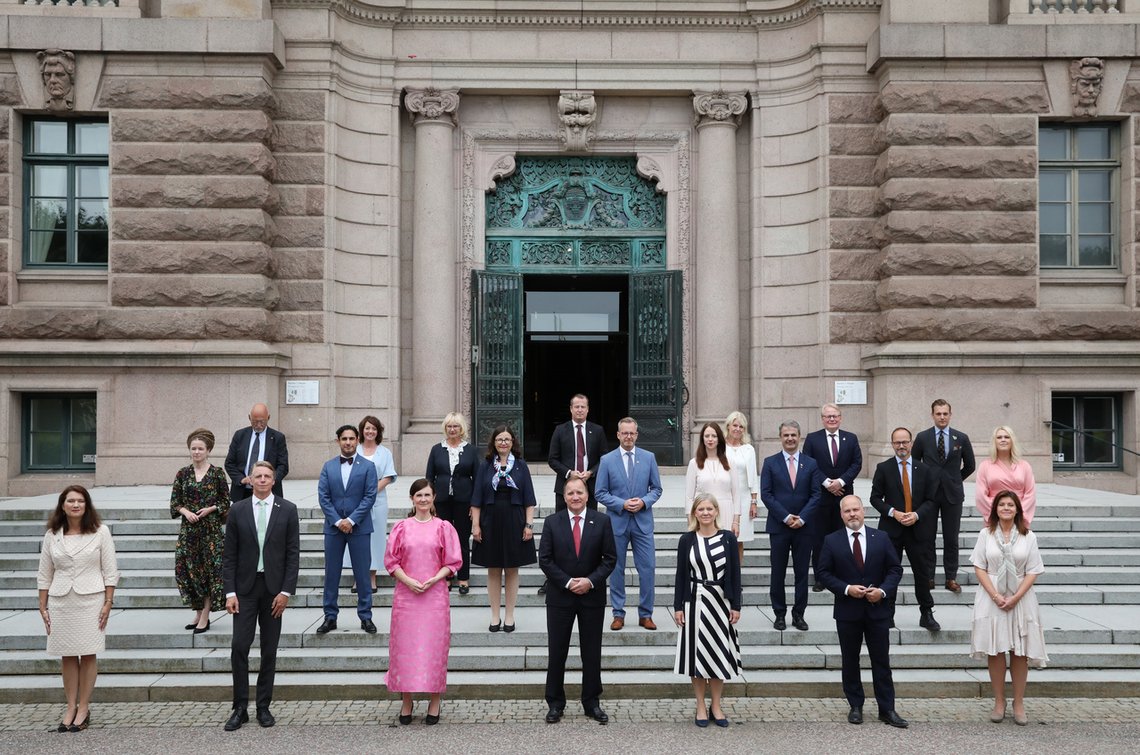 Sveriges statsminister og hans nye regjering poserer foran Riksdagen i Stockholm. Men de blir ikke skikkelig overvåket av mediene, hevder tidligere sjefredaktør Arne Ruth. Foto: Ali Lorestani / TT / NTB Sveriges statsminister og hans nye regjering poserer foran Riksdagen i Stockholm. Men de blir ikke skikkelig overvåket av mediene, hevder tidligere sjefredaktør Arne Ruth. Foto: Ali Lorestani / TT / NTB