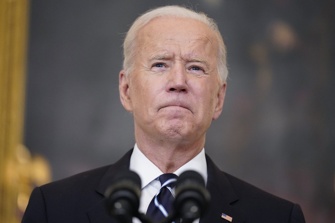 President Joe Biden langet ut mot den uvaksinerte minoriteten da han talte fra Det hvite hus torsdag. Biden innfører omfattende krav for å få bukt med smitteøkningen i USA. Foto: Andrew Harnik / AP / NTB President Joe Biden langet ut mot den uvaksinerte minoriteten da han talte fra Det hvite hus torsdag. Biden innfører omfattende krav for å få bukt med smitteøkningen i USA. Foto: Andrew Harnik / AP / NTB