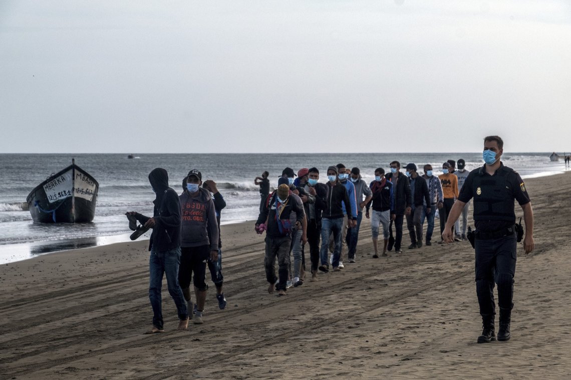 Migranter fra Afrika ankommer Kanariøyene i båt. Arkivbilde fra oktober 2020. Foto: Javier Bauluz, AP-NTB. Migranter fra Afrika ankommer Kanariøyene i båt. Arkivbilde fra oktober 2020. Foto: Javier Bauluz, AP-NTB.