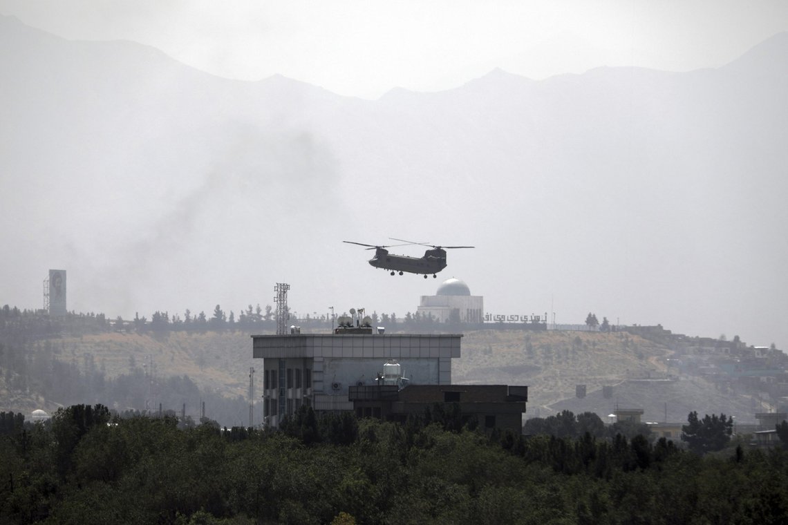 Scenen som Biden lovte aldri ville gjenta seg. Saigon om igjen. Men så var det likevel det som skjedde. In this Sunday, Aug. 15, 2021 file photo, a U.S. Chinook helicopter flies over the U.S. embassy in Kabul, Afghanistan. Helicopters landed at the embassy as diplomatic vehicles left the compound amid the Taliban advance on the Afghan capital. (AP Photo/Rahmat Gul, File) Scenen som Biden lovte aldri ville gjenta seg. Saigon om igjen. Men så var det likevel det som skjedde. In this Sunday, Aug. 15, 2021 file photo, a U.S. Chinook helicopter flies over the U.S. embassy in Kabul, Afghanistan. Helicopters landed at the embassy as diplomatic vehicles left the compound amid the Taliban advance on the Afghan capital. (AP Photo/Rahmat Gul, File)