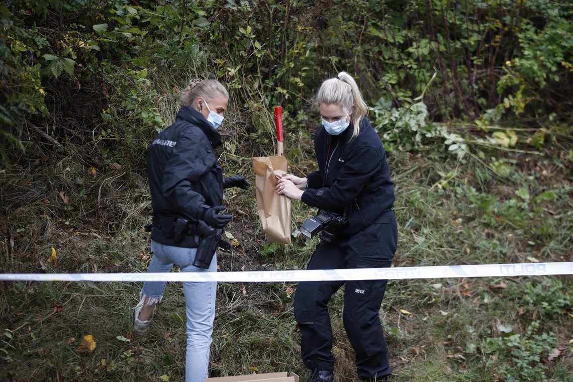 Asker 20210924.
En person er død etter det som trolig er en knivstikking i Asker. Politiet jakter på en gjerningsperson som ble sett løpende fra åstedet.
Foto: Javad Parsa / NTB Asker 20210924.
En person er død etter det som trolig er en knivstikking i Asker. Politiet jakter på en gjerningsperson som ble sett løpende fra åstedet.
Foto: Javad Parsa / NTB