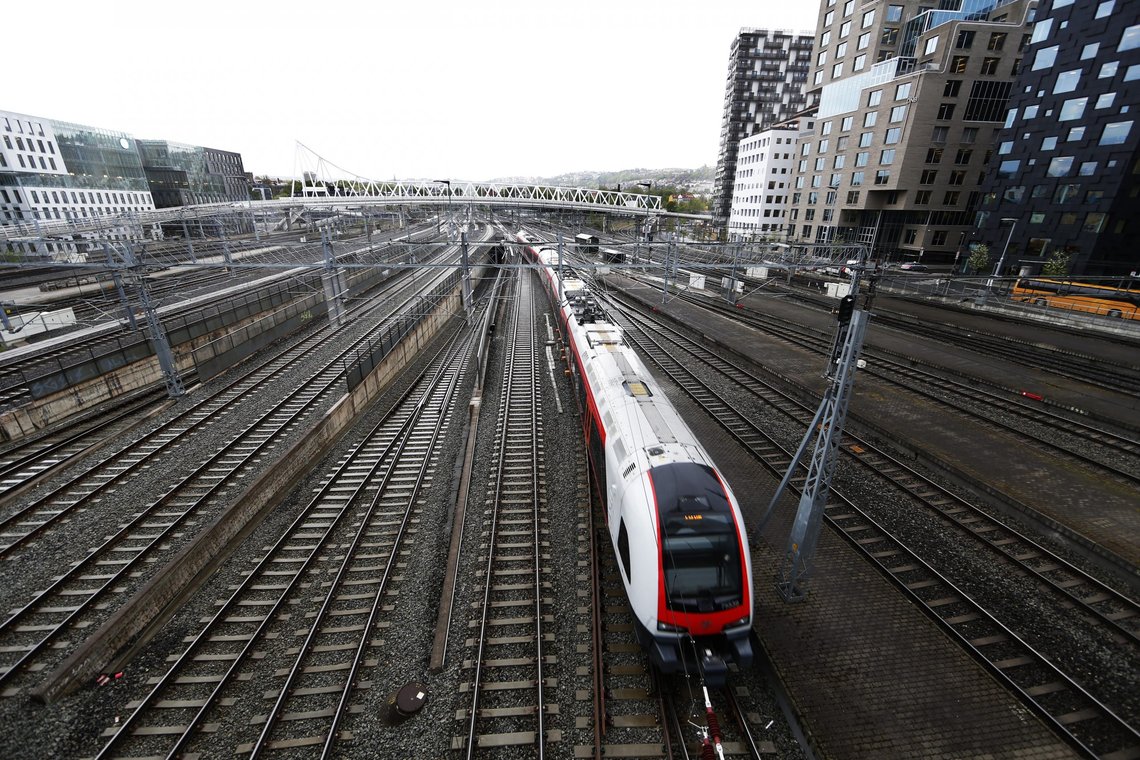 Tog på vei ut fra Oslo S (jernbanen) mot Nordengen bru (i bakgrunnen)
Foto: Vidar Ruud / NT Tog på vei ut fra Oslo S (jernbanen) mot Nordengen bru (i bakgrunnen)
Foto: Vidar Ruud / NT