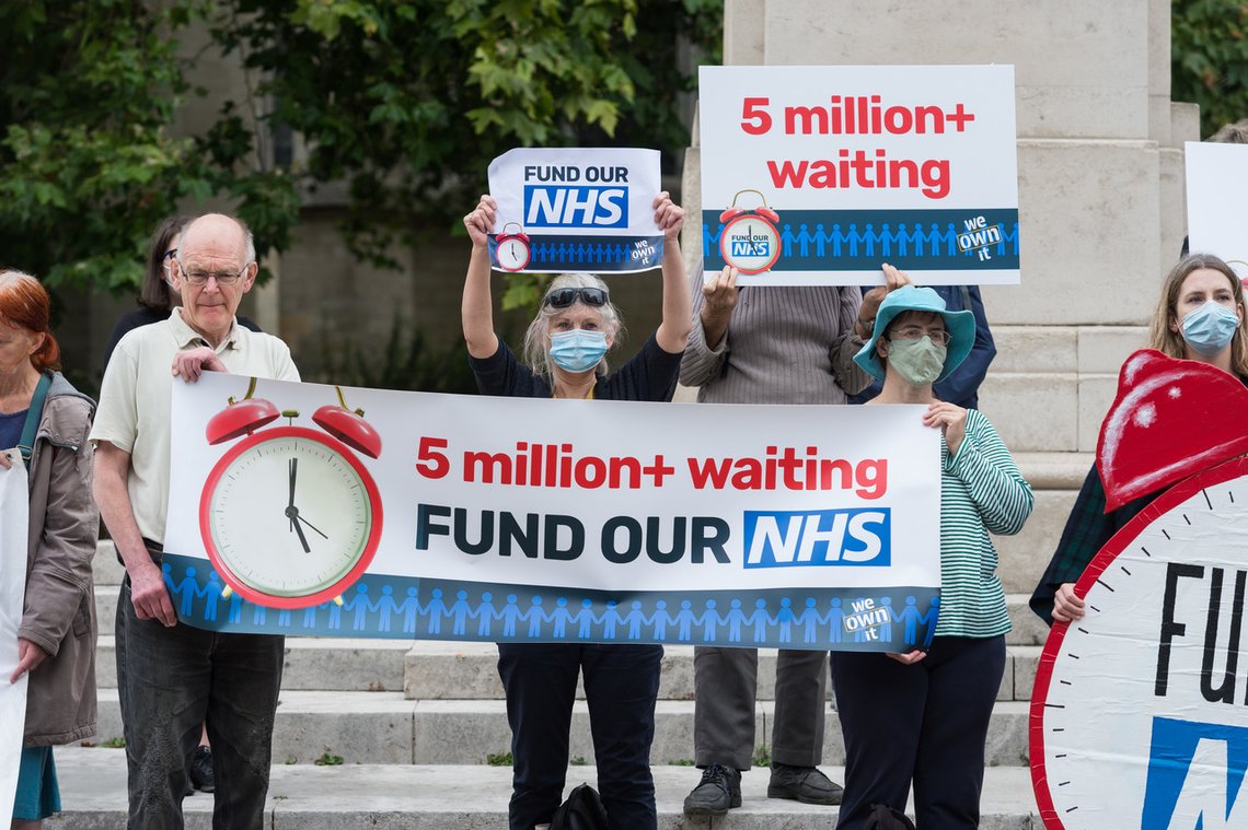 5 millioner briter står i helsekø etter at Covid-19 har fått all oppmerksomhet i over halvannet år. NHS mangler penger, men har råd til å kurse sine hvite ansatte i kritisk raseteori. Foto: WIktor Szymanowicz/ NurPhoto/ Shutterstock/ NTB 5 millioner briter står i helsekø etter at Covid-19 har fått all oppmerksomhet i over halvannet år. NHS mangler penger, men har råd til å kurse sine hvite ansatte i kritisk raseteori. Foto: WIktor Szymanowicz/ NurPhoto/ Shutterstock/ NTB