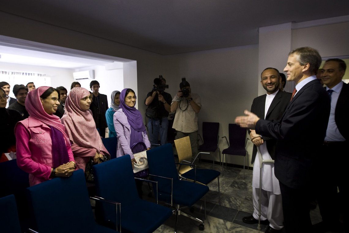 I 2008 møtte daværende utenriksminister Jonas Gahr Støre en gruppe studenter, både kvinner og menn, i Kabul. Nye regler under Taliban tilsier nå at kvinnelige og mannlige studenter må være fysisk atskilt. Foto: Heiko Junge / NTB I 2008 møtte daværende utenriksminister Jonas Gahr Støre en gruppe studenter, både kvinner og menn, i Kabul. Nye regler under Taliban tilsier nå at kvinnelige og mannlige studenter må være fysisk atskilt. Foto: Heiko Junge / NTB