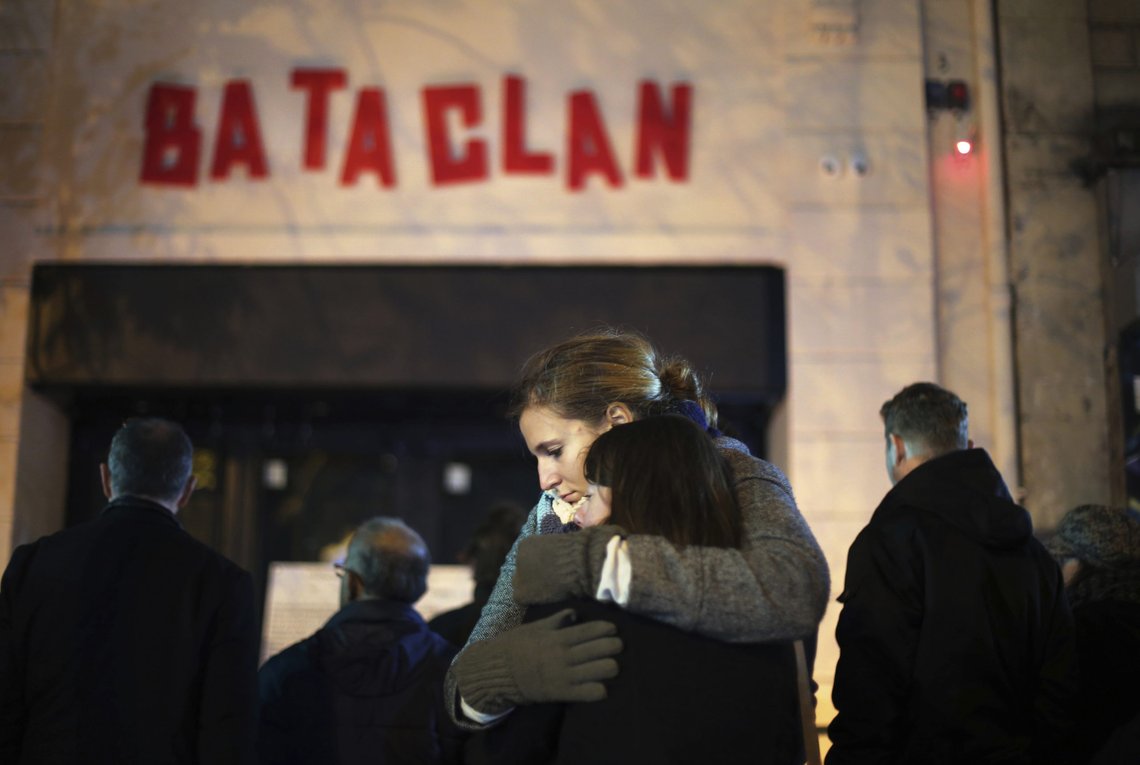 To kvinner klemmer hverandre utenfor konsertlokalet Bataclan, tre dager etter terrorangrepene 13. november 2015. Foto: Thibault Camus / AP / NTB To kvinner klemmer hverandre utenfor konsertlokalet Bataclan, tre dager etter terrorangrepene 13. november 2015. Foto: Thibault Camus / AP / NTB
