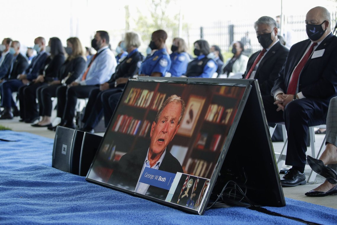 En skjerm viser tidligere president George W. Bushs tale under minnemarkeringen 20 år etter terrorangrepene 11. september. Foto: Luis M. Alvarez / AP / NTB En skjerm viser tidligere president George W. Bushs tale under minnemarkeringen 20 år etter terrorangrepene 11. september. Foto: Luis M. Alvarez / AP / NTB