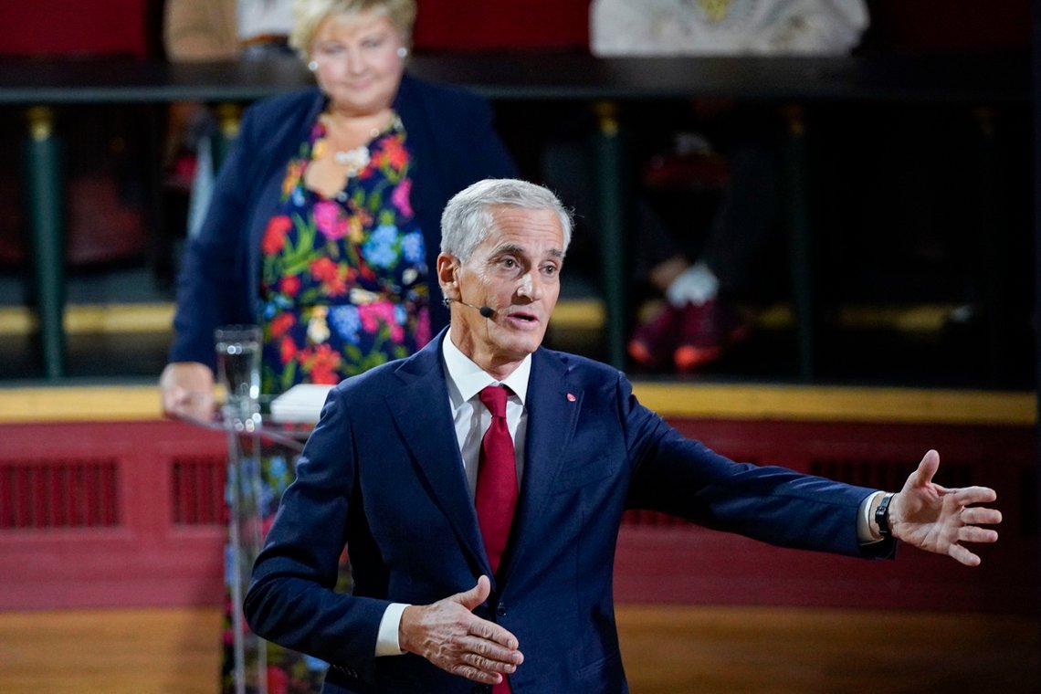 Ap-leder Jonas Gahr Støre var positiv til å innføre "hen" og en tredje kjønnskategori. Erna Solberg i bakgrunnen var mer avventende, mens Sp-leder Trygve Slagsvold Vedum var avvisende. Foto: Foto: Gorm Kallestad / NTB Ap-leder Jonas Gahr Støre var positiv til å innføre "hen" og en tredje kjønnskategori. Erna Solberg i bakgrunnen var mer avventende, mens Sp-leder Trygve Slagsvold Vedum var avvisende. Foto: Foto: Gorm Kallestad / NTB