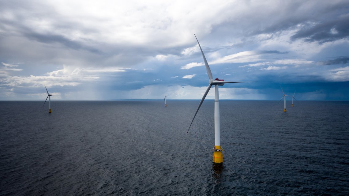 MDG vil bygge opp mot 3000 havvindturbiner innen 2030. Det tilsvarer en ny turbin hver eneste dag, hvis vi starter byggingen 1. januar. Bildet er av Equinors Hywind Buchan vindmølleanlegg utenfor Skottland.
Foto: Øyvinf Gravås / Equinor / NTB MDG vil bygge opp mot 3000 havvindturbiner innen 2030. Det tilsvarer en ny turbin hver eneste dag, hvis vi starter byggingen 1. januar. Bildet er av Equinors Hywind Buchan vindmølleanlegg utenfor Skottland.
Foto: Øyvinf Gravås / Equinor / NTB