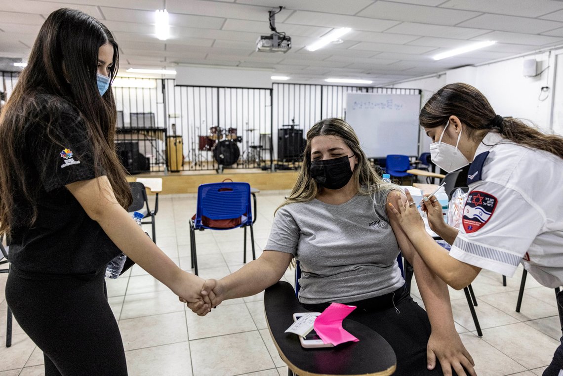 En kvinne får sin dose av Pfizer-vaksinen på et vaksinesenter i Holon, Israel. Foto: AP/ Tsafrir Abayov/ NTB En kvinne får sin dose av Pfizer-vaksinen på et vaksinesenter i Holon, Israel. Foto: AP/ Tsafrir Abayov/ NTB