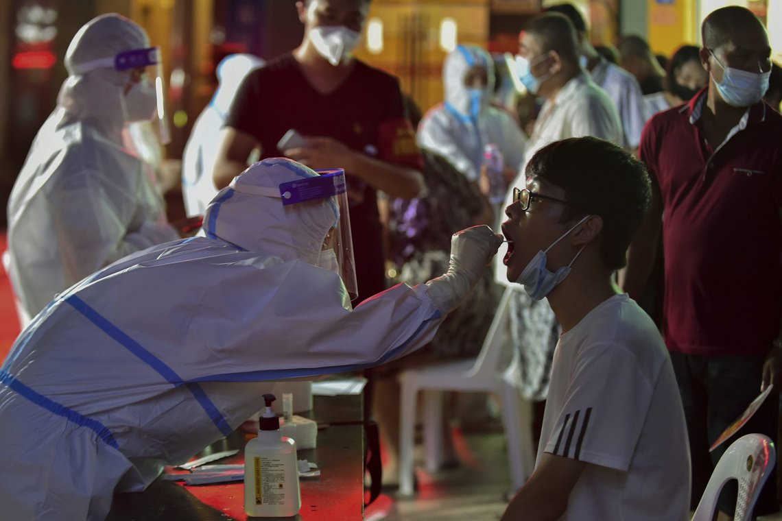 På dette bildet som ble tatt av det kinesiske nyhetsbyrået Xinhua, sees en helsearbeider under massetestingen som nå pågår i Putian i Sørøst-Kinas Fujian-provins. Foto: Wei Peiquan / Xinhua via AP / NTB På dette bildet som ble tatt av det kinesiske nyhetsbyrået Xinhua, sees en helsearbeider under massetestingen som nå pågår i Putian i Sørøst-Kinas Fujian-provins. Foto: Wei Peiquan / Xinhua via AP / NTB