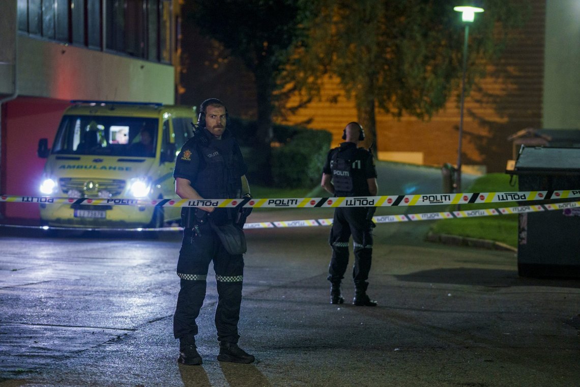 Oslo 20210825.
Politi og ambulanse på stedet etter at to menn er funnet skutt på Trosterud i Oslo.
Foto: Stian Lysberg Solum / NTB Oslo 20210825.
Politi og ambulanse på stedet etter at to menn er funnet skutt på Trosterud i Oslo.
Foto: Stian Lysberg Solum / NTB