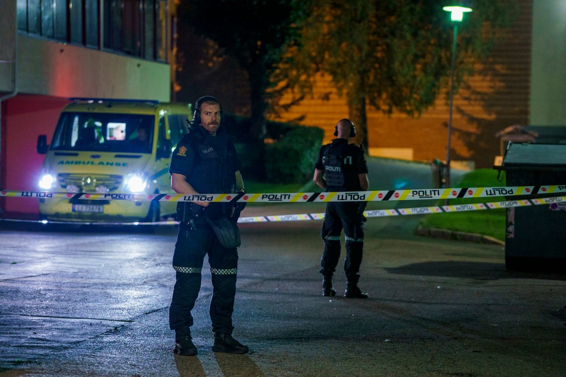 Politi og ambulansepersonell på Trosterud etter skyteepisoden. Foto: Stian Lysberg Solum / NTB Politi og ambulansepersonell på Trosterud etter skyteepisoden. Foto: Stian Lysberg Solum / NTB