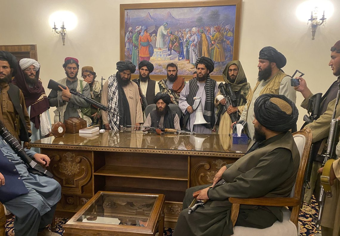 Et bilde fra 15. august da krigere fra Taliban inntok presidentpalasset i Kabul. Etter at USA trakk seg ut av landet denne uken, har al-Qaida gratulert Taliban med maktovertakelsen. Foto: Zabi Karimi / AP/ NTB Et bilde fra 15. august da krigere fra Taliban inntok presidentpalasset i Kabul. Etter at USA trakk seg ut av landet denne uken, har al-Qaida gratulert Taliban med maktovertakelsen. Foto: Zabi Karimi / AP/ NTB