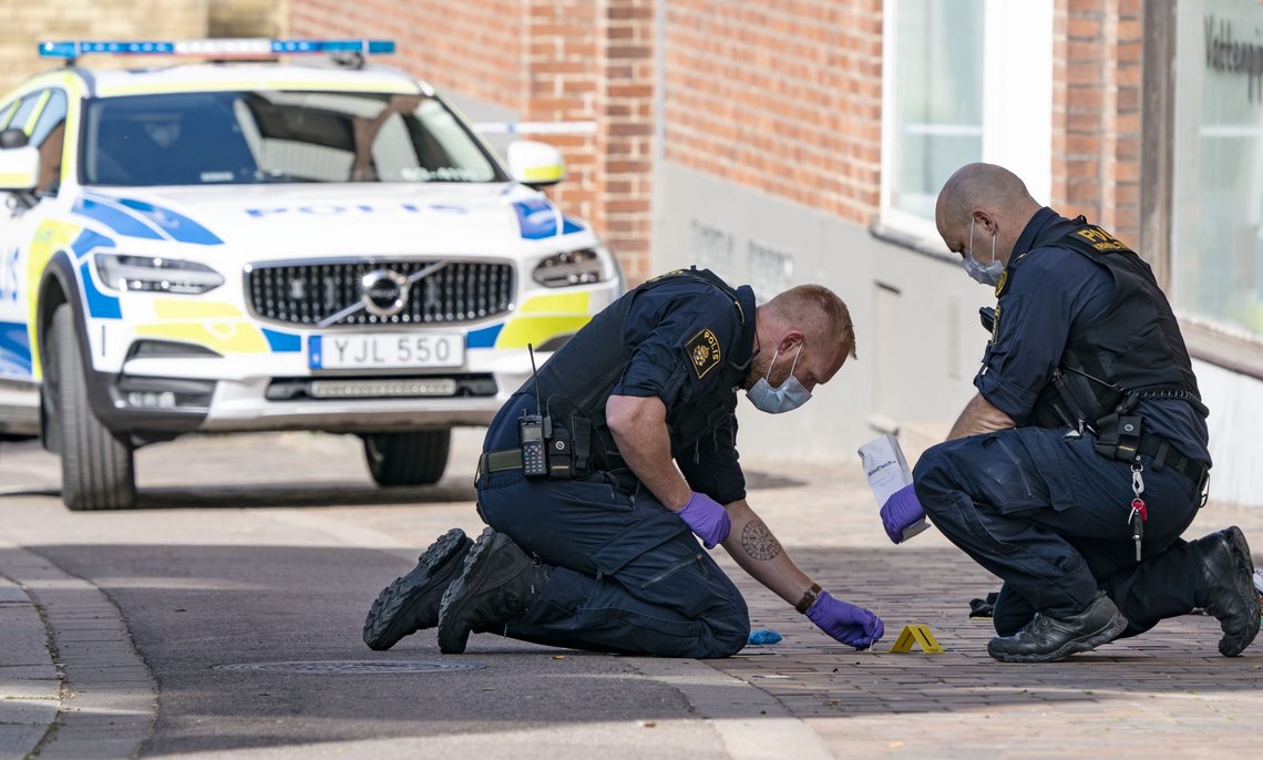 Ikke bare det svenske politiet står på kne. Hele Sverige er presset ned i knestående av den galopperende kriminaliteten. Her er en kriminaltekniker i arbeid på Nedre Långvinkelgatan i Helsingborg, etter at en kvinne i 60-årsalderen ble alvorlig skadet i et knivangrep, en udåd, tidlig en mai-morgen i 2019. Foto: Johan Nilsson / TT / NTB Ikke bare det svenske politiet står på kne. Hele Sverige er presset ned i knestående av den galopperende kriminaliteten. Her er en kriminaltekniker i arbeid på Nedre Långvinkelgatan i Helsingborg, etter at en kvinne i 60-årsalderen ble alvorlig skadet i et knivangrep, en udåd, tidlig en mai-morgen i 2019. Foto: Johan Nilsson / TT / NTB