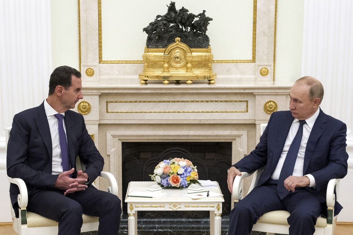 Russlands president Vladimir Putin (til høyre) lytter til Syrias president Bashar al-Assad under et møte i Moskva. Foto: Mikhail Klimentjev / AP / NTB Russlands president Vladimir Putin (til høyre) lytter til Syrias president Bashar al-Assad under et møte i Moskva. Foto: Mikhail Klimentjev / AP / NTB