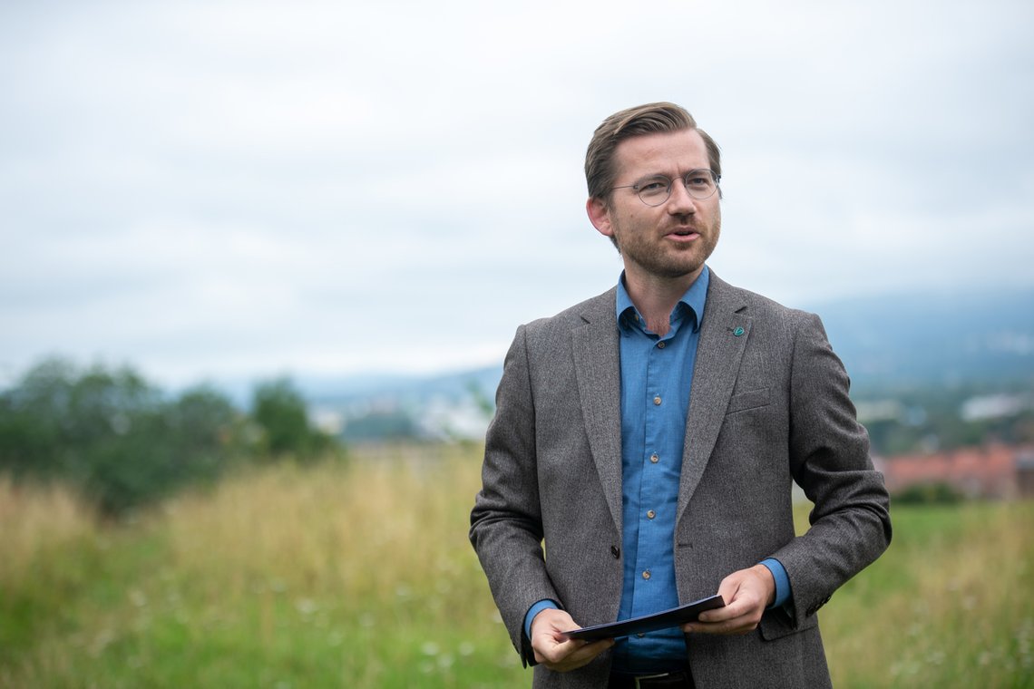 Klima- og miljøminister Sveinung Rotevatn (V) bodde også på gutterommet, slik at han fikk finansiert pendlerleilighet i Oslo i perioden 2013-17. Dette er ikke et brudd på reglene, men skaper allikevel reaksjoner. Foto: Annika Byrde / NTB Klima- og miljøminister Sveinung Rotevatn (V) bodde også på gutterommet, slik at han fikk finansiert pendlerleilighet i Oslo i perioden 2013-17. Dette er ikke et brudd på reglene, men skaper allikevel reaksjoner. Foto: Annika Byrde / NTB