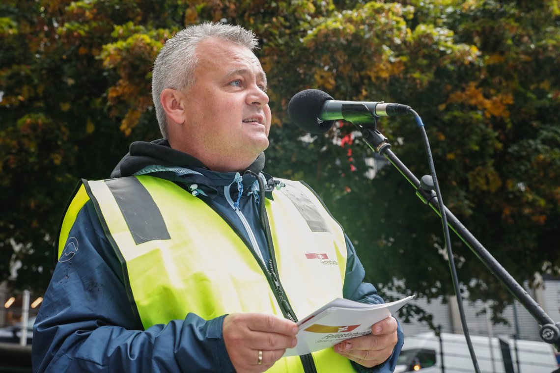 Oslo 20200924.
Forbundsleder i Fellesforbundet Jørn Eggum på talerstolen. Yrkestrafikkforbundet, Fellesforbundet, Norsk Jernbaneforbund og Fagforbundet har torsdag en felles markering på Youngstorget for de streikende bussjåførene.
Foto: Terje Bendiksby / NTB Oslo 20200924.
Forbundsleder i Fellesforbundet Jørn Eggum på talerstolen. Yrkestrafikkforbundet, Fellesforbundet, Norsk Jernbaneforbund og Fagforbundet har torsdag en felles markering på Youngstorget for de streikende bussjåførene.
Foto: Terje Bendiksby / NTB