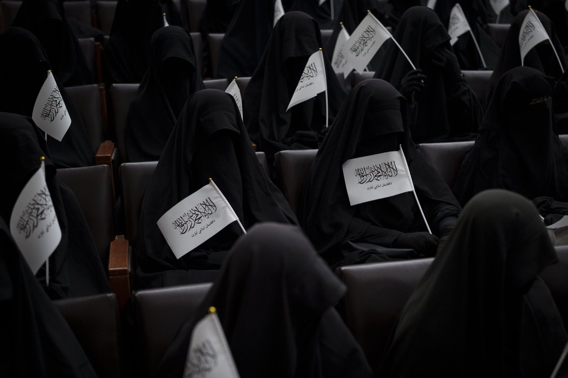 Svartkledde kvinner holdt Taliban-flagg under støttemarkeringen for Taliban på Shaheed Rabbani Education University i Kabul lørdag. Foto: Felipe Dana / AP / NTB Svartkledde kvinner holdt Taliban-flagg under støttemarkeringen for Taliban på Shaheed Rabbani Education University i Kabul lørdag. Foto: Felipe Dana / AP / NTB