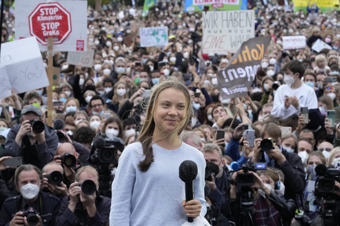 Klimaaktivist Greta Thunberg talte til en stor menneskemengde i Berlin fredag. Foto: Markus Schreiber / AP / NTB Klimaaktivist Greta Thunberg talte til en stor menneskemengde i Berlin fredag. Foto: Markus Schreiber / AP / NTB