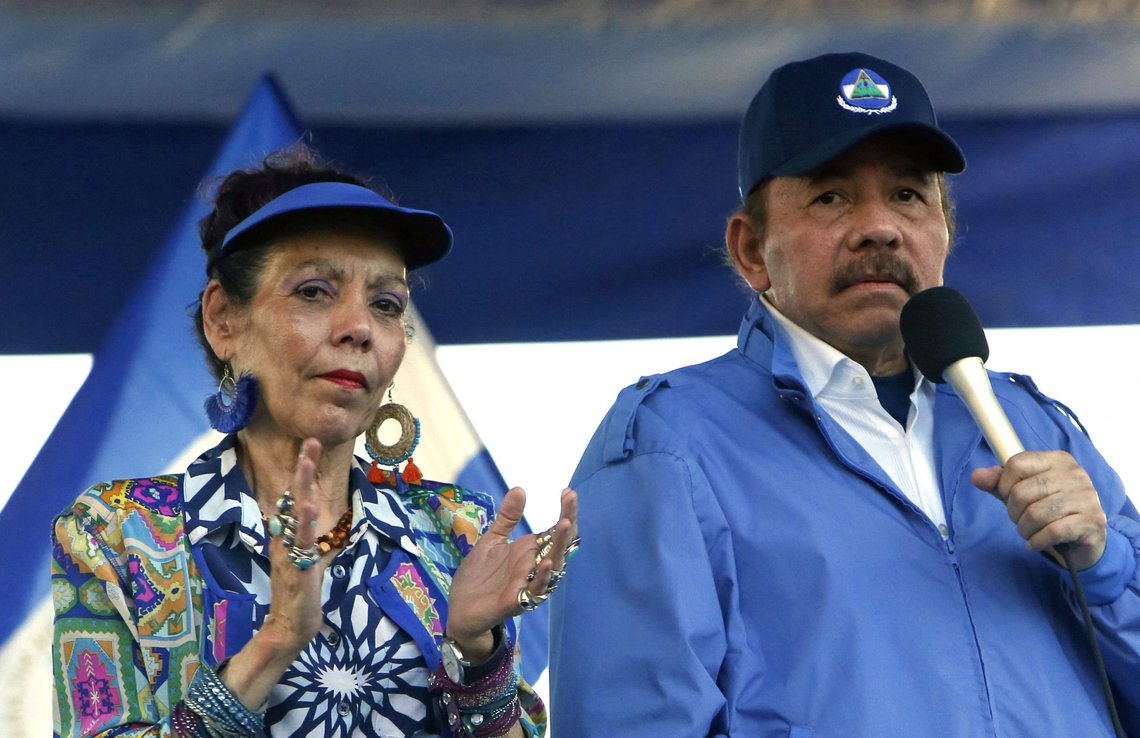 Hele 34 opposisjonspolitikere er blitt pågrepet før høstens presidentvalg i Nicaragua. Kritikerne anklager regjeringen til president Daniel Ortega og kona, visepresident Rosario Murillo, for å undertrykke opposisjonen. En advokat for to av de fengslede politikerne sier de blir utsatt for «psykisk tortur». Foto: Alfredo Zuniga / AP / NTB Hele 34 opposisjonspolitikere er blitt pågrepet før høstens presidentvalg i Nicaragua. Kritikerne anklager regjeringen til president Daniel Ortega og kona, visepresident Rosario Murillo, for å undertrykke opposisjonen. En advokat for to av de fengslede politikerne sier de blir utsatt for «psykisk tortur». Foto: Alfredo Zuniga / AP / NTB