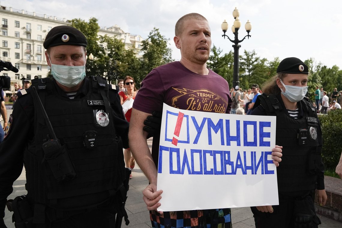 Russisk politi arresterer en politisk aktivist som bærer en plakat med teksten «Smart stemming» under en demonstrasjon i Moskva i midten av august. Opposisjonen blir effektivt kneblet i dagens Russland. Årets politiske valgkamp har derfor vært svært tam. Foto: AP/NTB Russisk politi arresterer en politisk aktivist som bærer en plakat med teksten «Smart stemming» under en demonstrasjon i Moskva i midten av august. Opposisjonen blir effektivt kneblet i dagens Russland. Årets politiske valgkamp har derfor vært svært tam. Foto: AP/NTB
